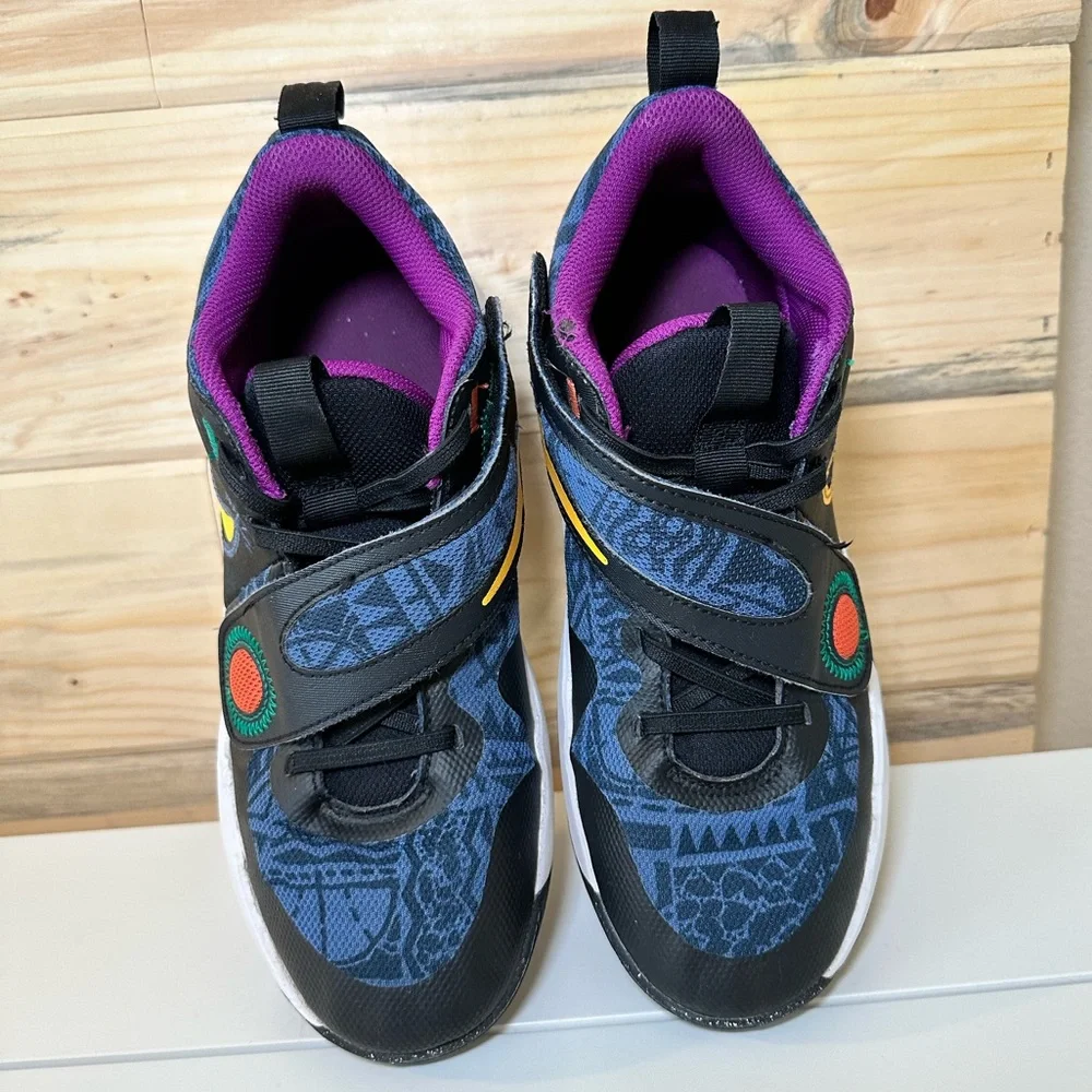 Nike Kids - Nike Team Hustle D 11 SE (GS) 'Black Mystic Navy Gold' sneakers